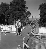 Byggnad N:o 6, tillbyggnad 1954. Gjutning av undertak. Okända män på bilden.