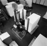 Räknemaskin för papper. Okänd man.