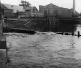 Ljungaskogs AB. Fabriksbyggnaden och dammen.