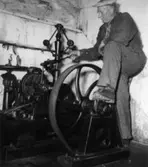 Ljungaskogs AB. Spänningsregulator.
En okänd man.