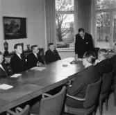 Ljungaskogs Aktiebolag. Utdelning av minnesgåvan.
Stora salen, Villan Papyrus. Från Papyrus:
Kamrer Einar Harald t.v. 
Disponent Hans Hultén.
Överingenjör William Tibell t.h.