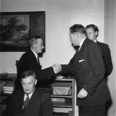 Ljungaskogs Aktiebolag. Utdelning av minnesgåvan. Disponent Hans Hulthén delar ut minnesgåvan. Kamrer Einar Harald ser på.