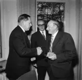 Ljungaskogs Aktiebolag. Utdelning av minnesgåvan. Disponent Hans Hulthén delar ut minnesgåvan. Överingenjör William Tibell ser på.