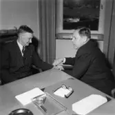 Ljungaskogs Aktiebolag. Utdelning av minnesgåvan.
Disponent Hans Hulthén ser till att klockan passar som någon från Ljungskogs AB erhållit i minnesgåva.