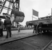 PM 2 N Yankeecylinder, transport.
En grupp okända män.