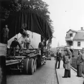 PM 2 N Yankeecylinder, transport.
Ingenjör Harald Sillén till vänster, överingenjör William Tibell t.h. om cylindern, ingenjör K-E Tollgerth på trottoaren.