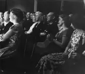 Personalfest 1956.
Foto: Fröken Melander.
Första raden från vänster:
Hans Palmquist (delvis skymd), Valter Fässberg, Gunilla Karlsson. Andra raden från vänster: okänd, Sonja Branestål, Anton Andersson, Gunvor Westberg, Barbro Tullberg, Stig Fagerberg, Holger Jakobsson.