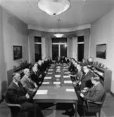 Företagsnämnden.
Fr. v. Rolf Andersson, Tage Bernhardtz, Edgar Flintz, Evert Mellberg, Hjalmar Lindh, Karl Nygren, överingenjör William Tibell, ordförande disponent Hans Hulthén, kamrer Einar Harald, Valter Fässberg, ingenjör Wiggo Odenius, ingenjör Thor Svensson, ingenjör Nils Cederhök, personalchef Håkan Törnquist, sekreterare Maja Melander.