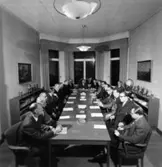 Företagsnämnden.
Fr. v. Rolf Andersson, Tage Bernhardtz, Edgar Flintz, Evert Mellberg, Hjalmar Lindh, Karl Nygren, överingenjör William Tibell, ordförande disponent Hans Hulthén, kamrer Einar Harald, Valter Fässberg, ingenjör Wiggo Odenius, ingenjör Thor Svensson, ingenjör Nils Cederhök, personalchef Håkan Törnquist, sekreterare Maja Melander.