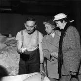 Fabriksvisning för anställdas anhöriga den 28/5 1957.