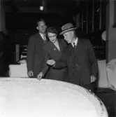 Fabriksvisning för anställdas anhöriga den 28/5 1957.
T.v Linnéa Johansson, Olle Johansson.