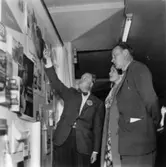 Fabriksvisning för anställdas anhöriga den 28/5 1957.
T.v. personalchef Håkan Törnkvist.