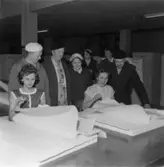 Fabriksvisning för anställdas anhöriga den 28/5 1957.