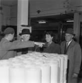 Fabriksvisning för anställdas anhöriga den 28/5 1957.
Fyra okända personer på bilden.