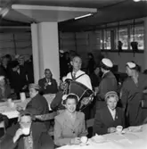 Fabriksvisning för anställdas anhöriga den 28/5 1957.
John Olsson 