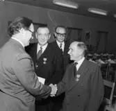 Utdelning av Föreningen för arbetarskydds guldmedalj till Nils Nilsson och Carl Nygren.