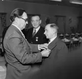 Utdelning av Föreningen för arbetarskydds guldmedalj till Nils Nilsson och Carl Nygren.