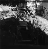 Schakt för avlopp från Villa Papyrus, den 15/10-1958.
Några män är med på bilden.