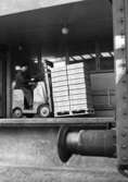 Transport av wellpappkartonger på Papyrus, den 15/11-1958.
En man kör truck. Sven Lind.