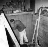 PM 11 ombyggnad på Papyrus, april - maj 1959.
En man är med på bilden.