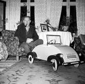 John Svanborg har gjort en bil som julklapp till Tom Andersson i Huskvarna.