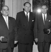 Utdelning av minnesgåvor till fd. banvagnsförare?? på Papyrus, den 8/12-1961.
Ragnar Olsson, disponent Hans Hulthén, Valter Carlsson
Fotograf: Ole Roos, Tel. 274862.