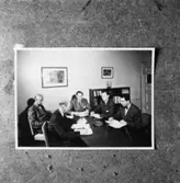 Disponent Hulthén konferens med herrar Harald, Sundin, Henriksson, Jeansson.
Reprofoto av Håwi 1966-03-17.