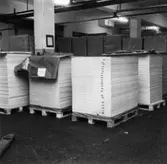 Kartongfärdigställningen. Kartongark packade på pall.