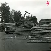 Exteriör av Hylte? Bruk, 12/9-1968.
En man står på lasten.