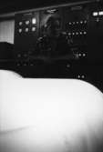 En man arbetar vid manöverbordet vid målmaskin nr. 1 på Papyrus, 12/5-1970.

Fotograf: Rolf Salomonsson, Wezäta studio, Grafiska Vägen Box 5057, 
402 22 Göteborg 5 Växel 031/40 01 40
