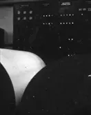 Manöverbordet vid målmaskin nr. 1 på Papyrus, 12/5-1970.

Fotograf: Rolf Salomonsson, Wezäta studio, Grafiska Vägen Box 5057, 
402 22 Göteborg 5 Växel 031/40 01 40