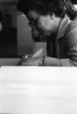 En kvinna sorterar och räknar papper på Papyrus, 12/5-1970.

Fotograf: Rolf Salomonsson, Wezäta studio, Grafiska Vägen Box 5057, 
402 22 Göteborg 5 Växel 031/40 01 40