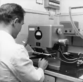 Laboratoriet, interiör. Tryckbarhetsmätare.