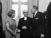 Utdelning av minnesgåvan den 31/10 1970. Middag på Villa Papyrus. (75-årsjubileum).
Fru ? Levén, kamrer Lennart Levén, disponent Hans Hulthén.