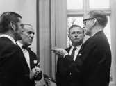 Utdelning av minnesgåvan den 31/10 1970. Middag på Villa Papyrus. (75-årsjubileum).
Lars E. Idegård, Sven Olsson, Marc Wallenber Jr, Einar Harald.
