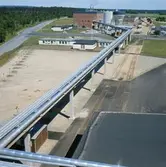 Exteriörbild från Papyrus Nymölla AB. Ledning från massabruket.