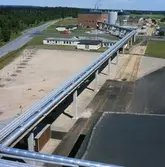 Exteriörbild från Papyrus Nymölla AB. Ledning från massabruket.