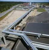 Exteriörbild från Papyrus Nymölla AB. Ledning från massabruket.