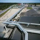 Exteriörbild från Papyrus Nymölla AB. Ledning från massabruket.