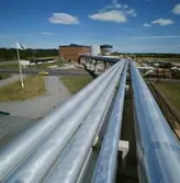 Exteriörbild från Papyrus Nymölla AB. Ledning från massabruket.