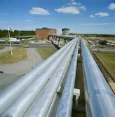 Exteriörbild från Papyrus Nymölla AB. Ledning från massabruket.