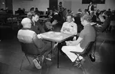 Medlemmar ur Bridgesällskapet Sang spelar på Kållereds fritidsgård, år 1983. 