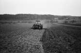 Vårbruk i Lindome, år 1983. Bertil Åkesson kör sin traktor.

För mer information om bilden se under tilläggsinformation.