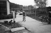 Mölndals Cykelklubb anordnar motionsloppet Lindome-rundan i Lindome, år 1983. Vid klubbens lokal på Granitvägen.

För mer information om bilden se under tilläggsinformation.