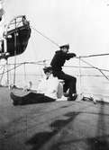 Fylgias resor 1924-25
två personer sittande ombord.