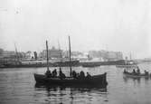 Fylgias resor 1920-21
Till sjöss i en liten båt.
