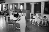 Vårkonsert på Ekenskolan i Kållered, år 1983.

För mer information om bilden se under tilläggsinformation.