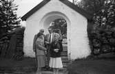 Helgmålsbön med musik i Kållereds kyrka, år 1983. Utanför kyrkan till vänster ses Kerstin och Åke Magnusson, Kållered, och till höger Kerstin och Harry Moum, Kållered.

För mer information om bilden se under tilläggsinformation.