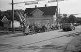 Nationaldagsfirande i Kållered, år 1983. Festtåg vid järnvägsövergången på Labackavägen.

För mer information om bilden se under tilläggsinformation.