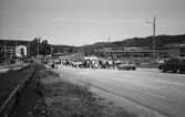 Fässbergsskolans elever firar Sveriges nationaldag i Mölndal, år 1983. Festtåg på Toltorpsgatan.

Fotografi taget av Harry Moum, HUM, Mölndals-Posten, vecka 23, år 1983.
